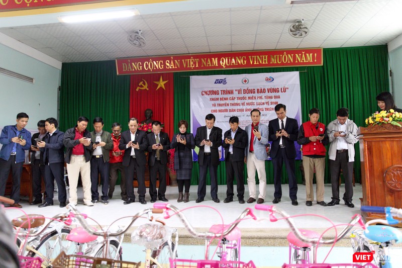 Các đại biểu cùng hưởng ứng nhắn tin ủng hộ chương trình “Vì đồng bào vùng lũ” với cú pháp UH gửi 1403 (20.000 đồng/tin nhắn). Các đại biểu cùng hưởng ứng nhắn tin ủng hộ chương trình “Vì đồng bào vùng lũ” với cú pháp UH gửi 1403 (20.000 đồng/tin nhắn).