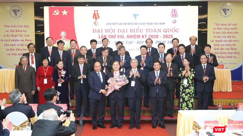 Thủ tướng Nguyễn Xuân Phúc tặng hoa chúc mừng tân Chủ tịch Phan Xuân Dũng. Thủ tướng Nguyễn Xuân Phúc tặng hoa chúc mừng tân Chủ tịch Phan Xuân Dũng.