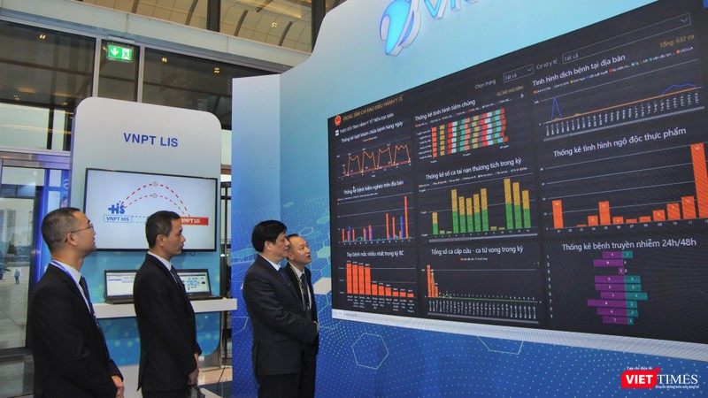 Bộ trưởng Bộ Y tế Nguyễn Thanh Long thăm khu trưng bày, giới thiệu hệ sinh thái các giải pháp CNTT của VNPT tại Chuyển đổi số y tế Quốc gia - Điểm sáng 2020. Bộ trưởng Bộ Y tế Nguyễn Thanh Long thăm khu trưng bày, giới thiệu hệ sinh thái các giải pháp CNTT của VNPT tại Chuyển đổi số y tế Quốc gia - Điểm sáng 2020.