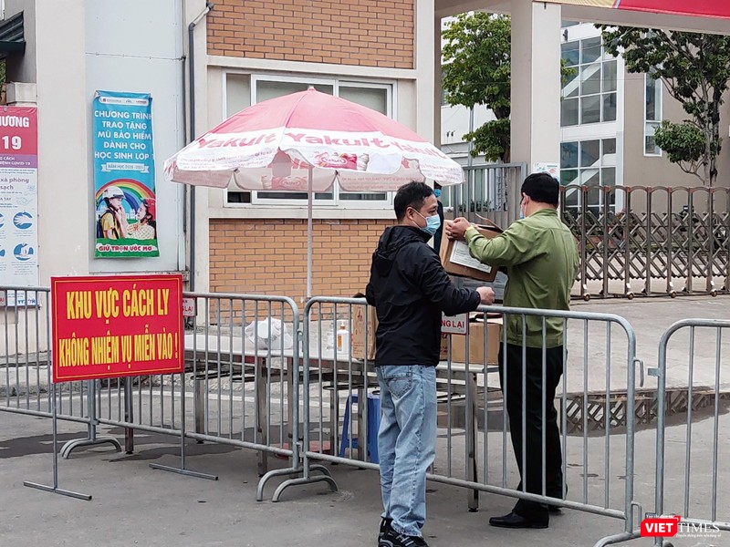 Các cán bộ sẽ chịu trách nhiệm vận chuyển hàng tiếp tế vào trong khu cách ly. Các cán bộ sẽ chịu trách nhiệm vận chuyển hàng tiếp tế vào trong khu cách ly.