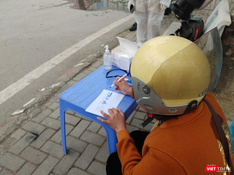 Người thân làm thủ tục gửi nhu yếu phẩm vào khu cách ly. Người thân làm thủ tục gửi nhu yếu phẩm vào khu cách ly.