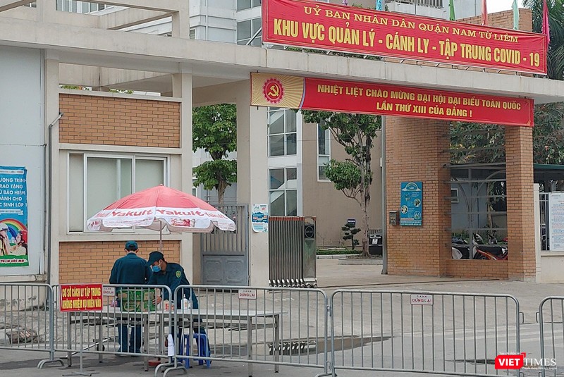 Công tác đảm bảo an toàn tại khu cách ly Trường Tiểu học Xuân Phương được đảm bảo nghiêm ngặt. Công tác đảm bảo an toàn tại khu cách ly Trường Tiểu học Xuân Phương được đảm bảo nghiêm ngặt.