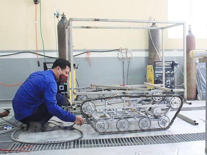 Các thành viên trong nhóm nghiên cứu đã làm việc liên tục, với quyết tâm hoàn thành chế tạo robot sớm phút nào hay phút ấy. Ảnh: Báo Hải Dương. Các thành viên trong nhóm nghiên cứu đã làm việc liên tục, với quyết tâm hoàn thành chế tạo robot sớm phút nào hay phút ấy. Ảnh: Báo Hải Dương.