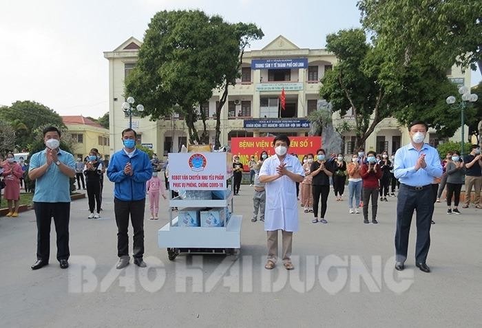 Robot đưa vào thử nghiệm tại Bệnh viện Dã chiến số 1. Ảnh: Báo Hải Dương. Robot đưa vào thử nghiệm tại Bệnh viện Dã chiến số 1. Ảnh: Báo Hải Dương.