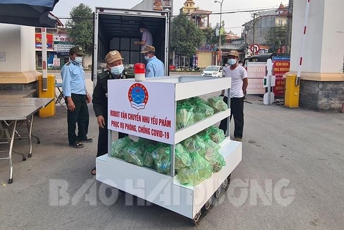 Việc sử dụng robot sẽ hạn chế đến mức thấp nhất việc tiếp xúc gần giữa người với người trong khu cách ly tập trung hoặc trong các bệnh viện dã chiến. Ảnh: Báo Hải Dương. Việc sử dụng robot sẽ hạn chế đến mức thấp nhất việc tiếp xúc gần giữa người với người trong khu cách ly tập trung hoặc trong các bệnh viện dã chiến. Ảnh: Báo Hải Dương.