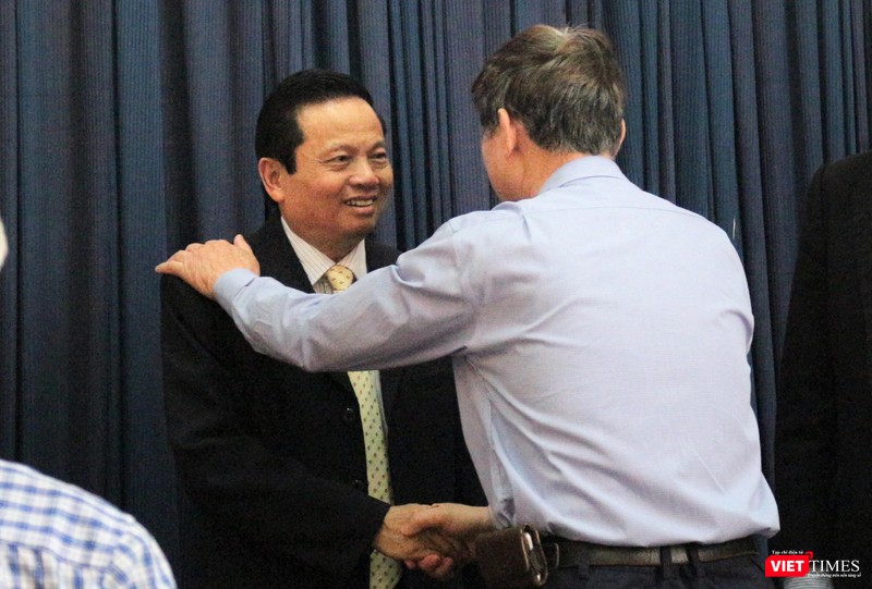 TS. Lê Doãn Hợp – Nguyên Bộ trưởng Bộ Thông tin và Truyền thông, Chủ tịch Danh dự Hội Truyền thông Số Việt Nam - nhận Huy hiệu 50 năm tuổi Đảng.