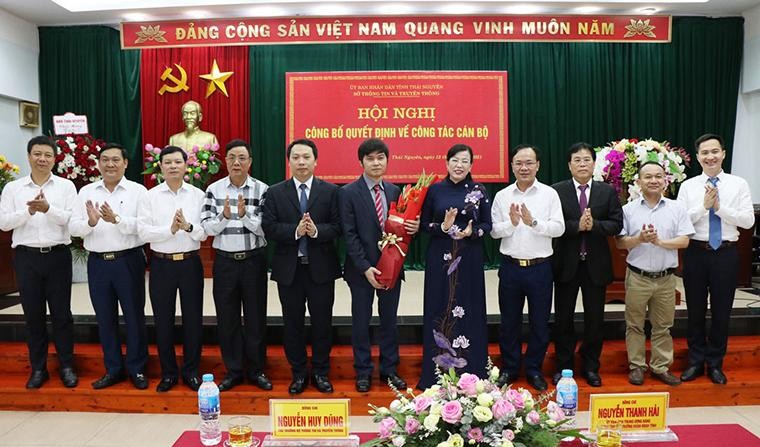 Lãnh đạo tỉnh, Bộ Thông tin và Truyền thông tặng hoa chúc mừng tân Phó Giám đốc Sở Thông tin và Truyền thông. Ảnh: mic.vn