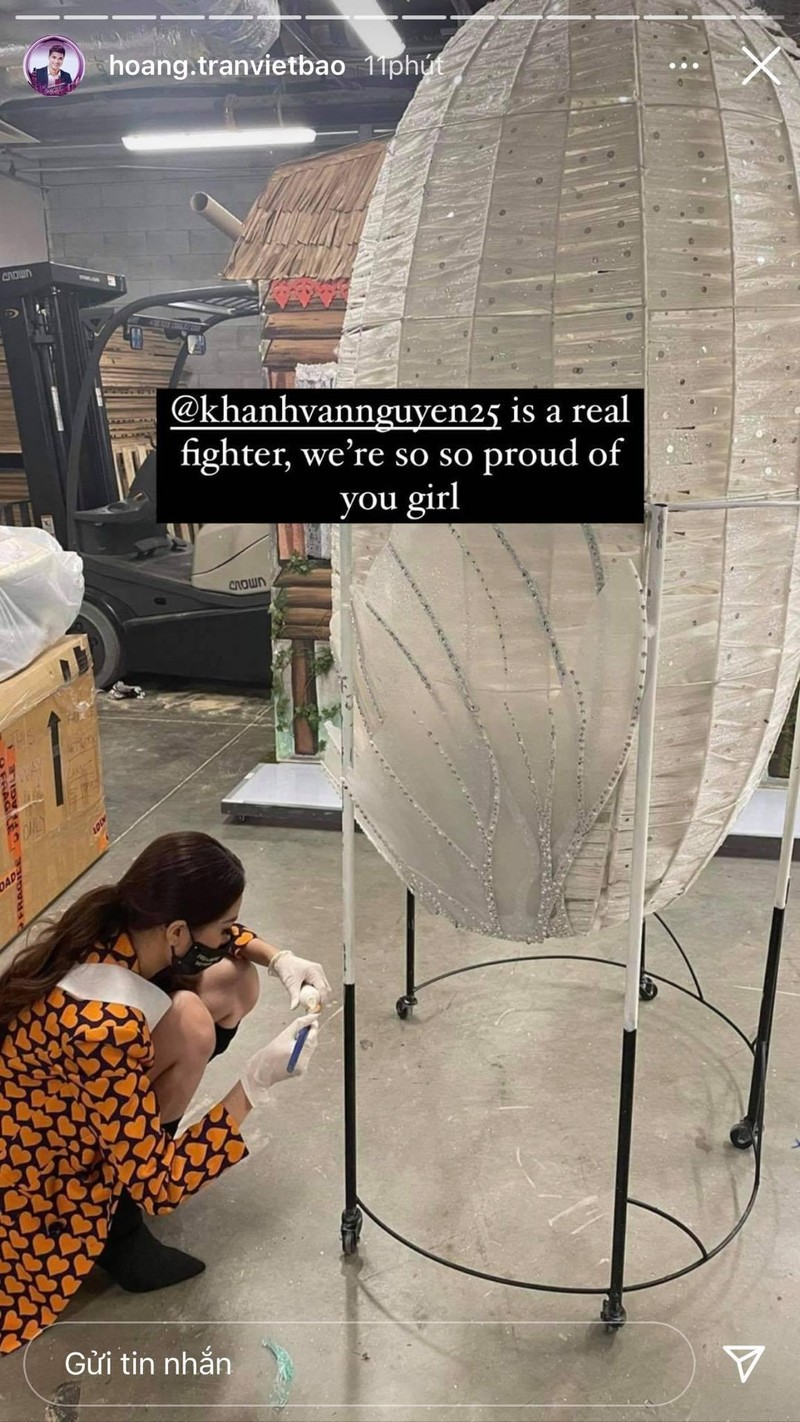 Khánh Vân tự tay lắp ráp trang phục trước giờ trình diễn. Ảnh: FBNV. Khánh Vân tự tay lắp ráp trang phục trước giờ trình diễn. Ảnh: FBNV.