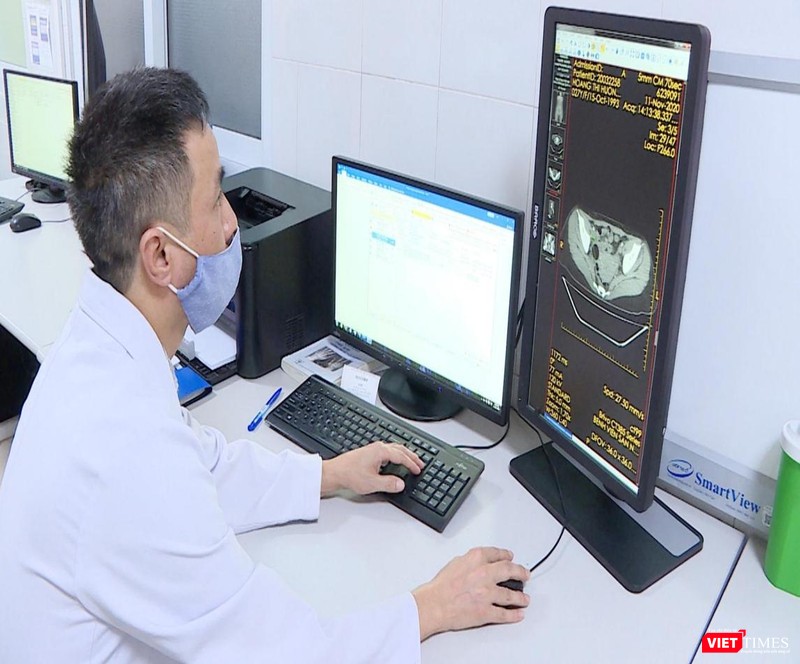 Bác sĩ xem phim chụp cắt lớp vi tính trên hệ thống (PACS). Bác sĩ xem phim chụp cắt lớp vi tính trên hệ thống (PACS).