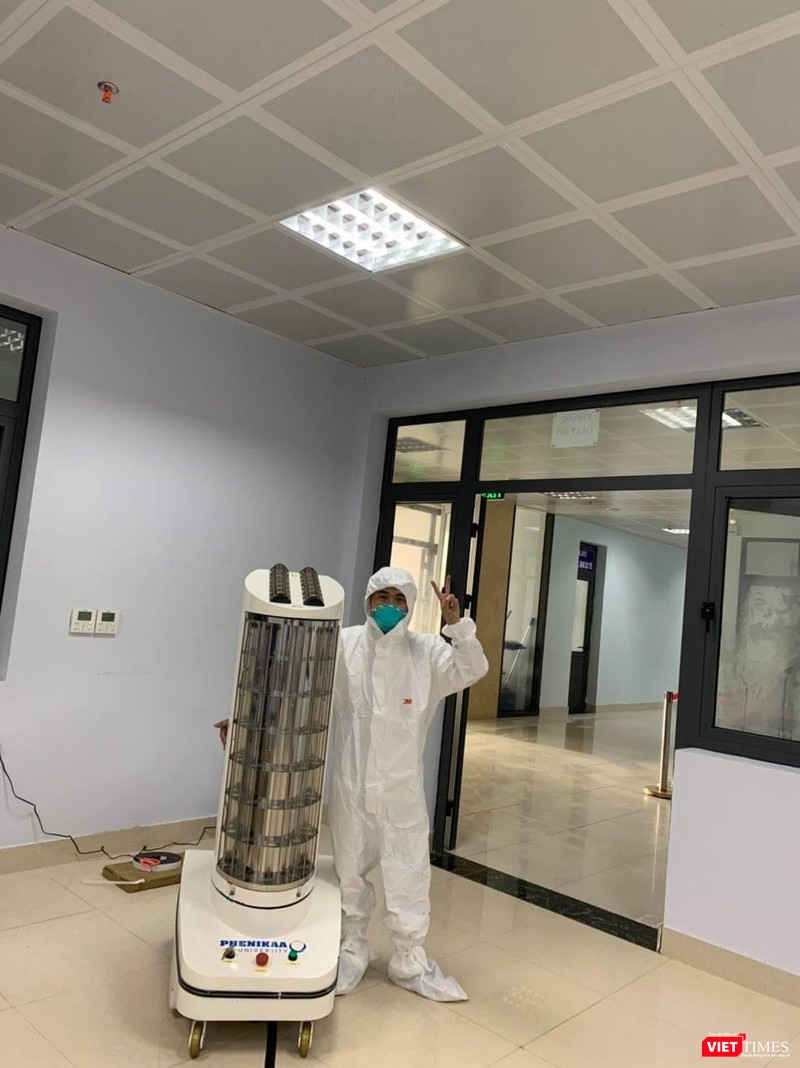 Bác sĩ tại Bắc Giang tiếp nhận robot khử khuẩn Phenikaa-X. Bác sĩ tại Bắc Giang tiếp nhận robot khử khuẩn Phenikaa-X.