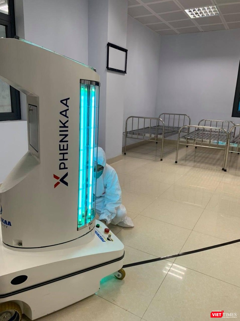Bác sĩ tại Bắc Giang tiếp nhận robot khử khuẩn Phenikaa-X. Bác sĩ tại Bắc Giang tiếp nhận robot khử khuẩn Phenikaa-X.
