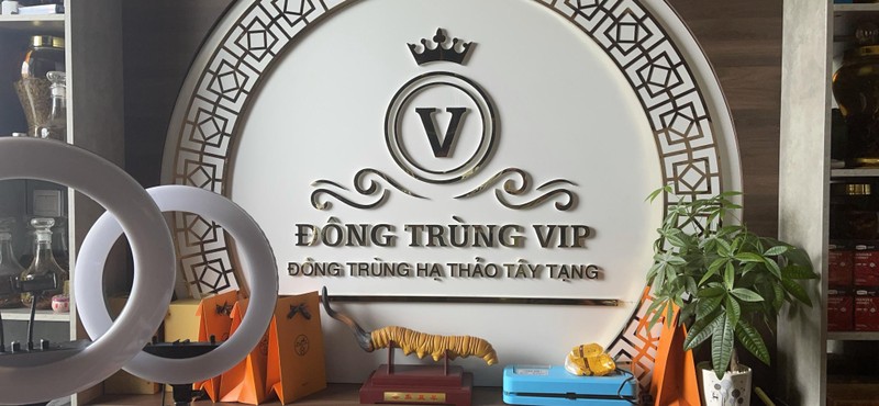 Chủ cơ sở dựng biển hiệu với nội dung “Đông trùng VIP Đông trùng hạ thảo Tây Tạng” phục vụ quá trình livestream bán hàng. Ảnh: Tổng cục QLTT Chủ cơ sở dựng biển hiệu với nội dung “Đông trùng VIP Đông trùng hạ thảo Tây Tạng” phục vụ quá trình livestream bán hàng. Ảnh: Tổng cục QLTT