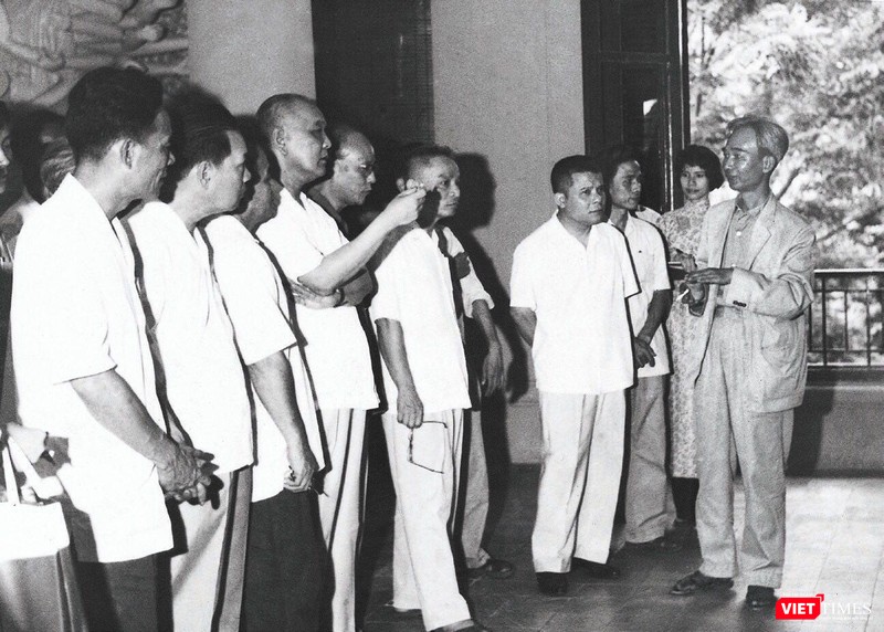 Họa sĩ Nguyễn Đỗ Cung giới thiệu trưng bày trong ngày khánh thành Bảo tàng Mỹ thuật Việt Nam (24/6/1966). Họa sĩ Nguyễn Đỗ Cung giới thiệu trưng bày trong ngày khánh thành Bảo tàng Mỹ thuật Việt Nam (24/6/1966).