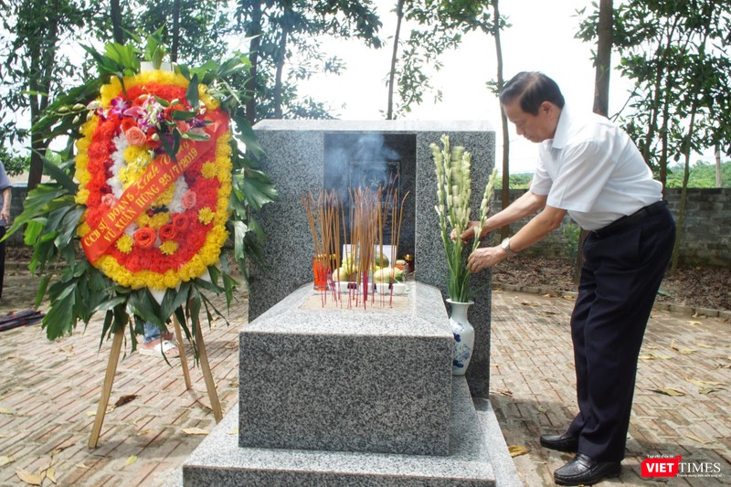 TS. Lê Doãn Hợp thắp hương bên mộ Liệt sĩ (ảnh: Nguyễn Công Khang)
