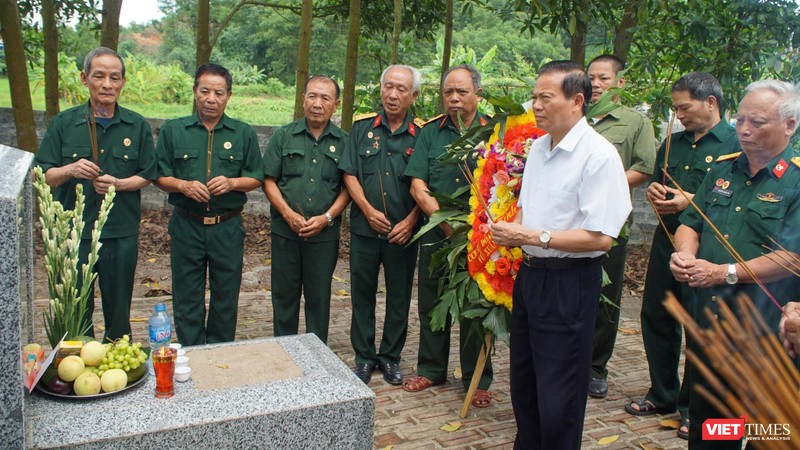 Đồng chí Lê Doãn Hợp cùng cựu chiến binh Sư đoàn 5 thắp hương Liệt sĩ Vũ Xuân Hùng đã được đồng đội đưa hài cốt về quê nhà, xã Phấn Mễ, huyện Phú Lương, tỉnh Thái Nguyên nhân ngày Thương binh Liệt sĩ 27/7 (ảnh: Nguyễn Công Khang)