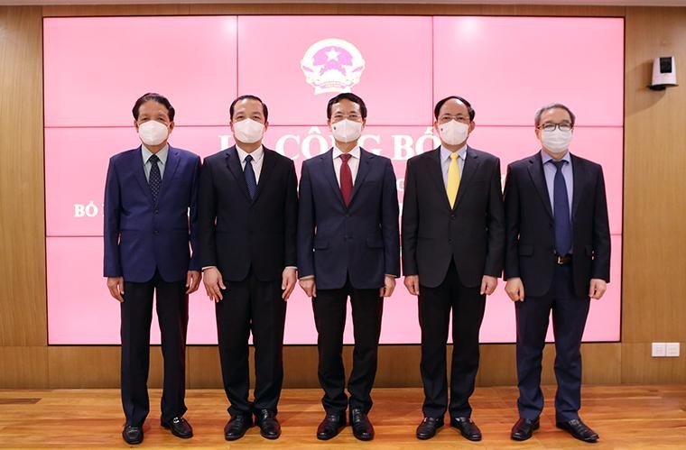 Bộ trưởng Nguyễn Mạnh Hùng, Thứ trưởng Hoàng Vĩnh Bảo, Thứ trưởng Phan Tâm, Thứ trưởng Phạm Anh Tuấn chụp ảnh lưu niệm với tân Thứ trưởng Phạm Đức Long. Ảnh: mic.gov.vn. Bộ trưởng Nguyễn Mạnh Hùng, Thứ trưởng Hoàng Vĩnh Bảo, Thứ trưởng Phan Tâm, Thứ trưởng Phạm Anh Tuấn chụp ảnh lưu niệm với tân Thứ trưởng Phạm Đức Long. Ảnh: mic.gov.vn.