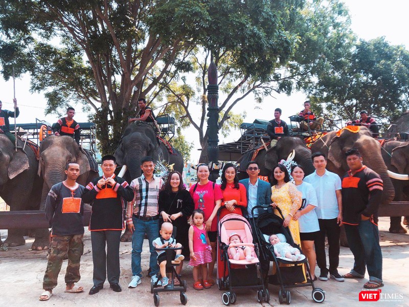 Dự tiệc cưới em gái út, cả 3 cô chị gái đều đã có em bé Dự tiệc cưới em gái út, cả 3 cô chị gái đều đã có em bé