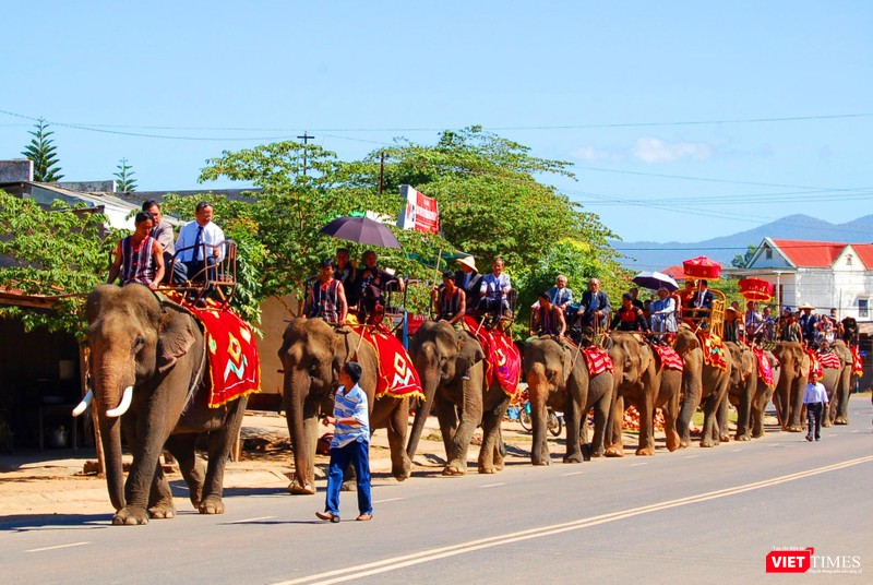 Đoàn rước dâu qua thị trấn Liên Sơn Đoàn rước dâu qua thị trấn Liên Sơn