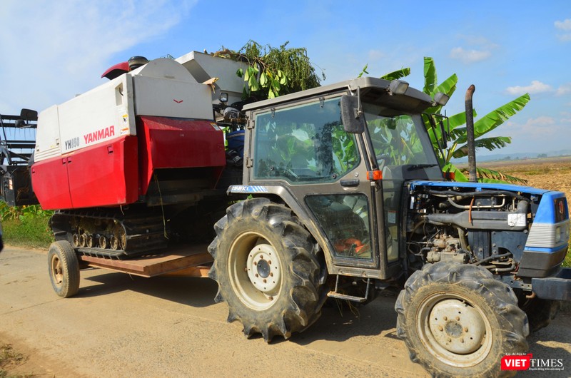 Các phương tiện cơ giới chạy trên đường làng Các phương tiện cơ giới chạy trên đường làng