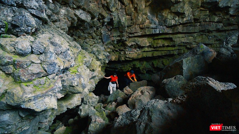 Vết tích ngoạn mục trên thành hang động núi lửa Vết tích ngoạn mục trên thành hang động núi lửa