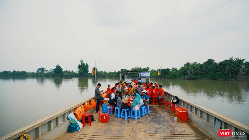 Bữa ăn nhẹ trên chuyến phà sang sông Bữa ăn nhẹ trên chuyến phà sang sông