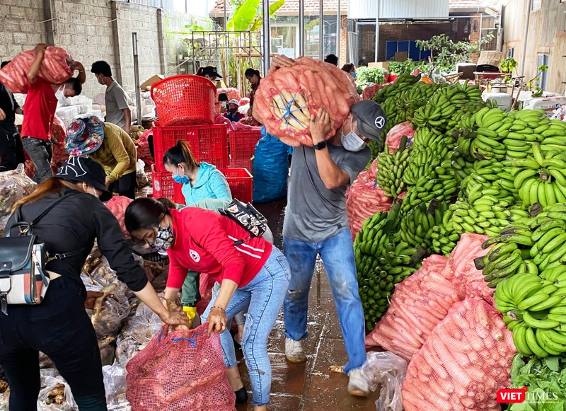 Chuyển hàng lên xe tại điểm Rau 47 Đắk Lắk Chuyển hàng lên xe tại điểm Rau 47 Đắk Lắk