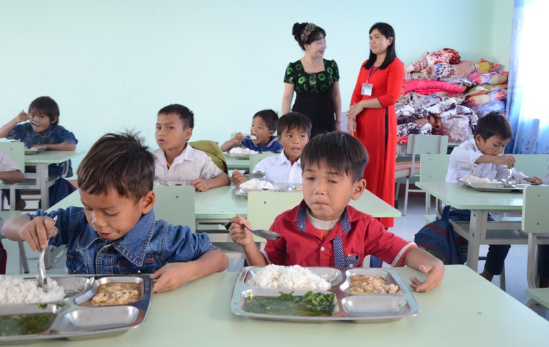 "Cơm có thịt" bữa đầu tiên tại trường TH&THCS Đinh Núp, xã Pờ Tó "Cơm có thịt" bữa đầu tiên tại trường TH&THCS Đinh Núp, xã Pờ Tó