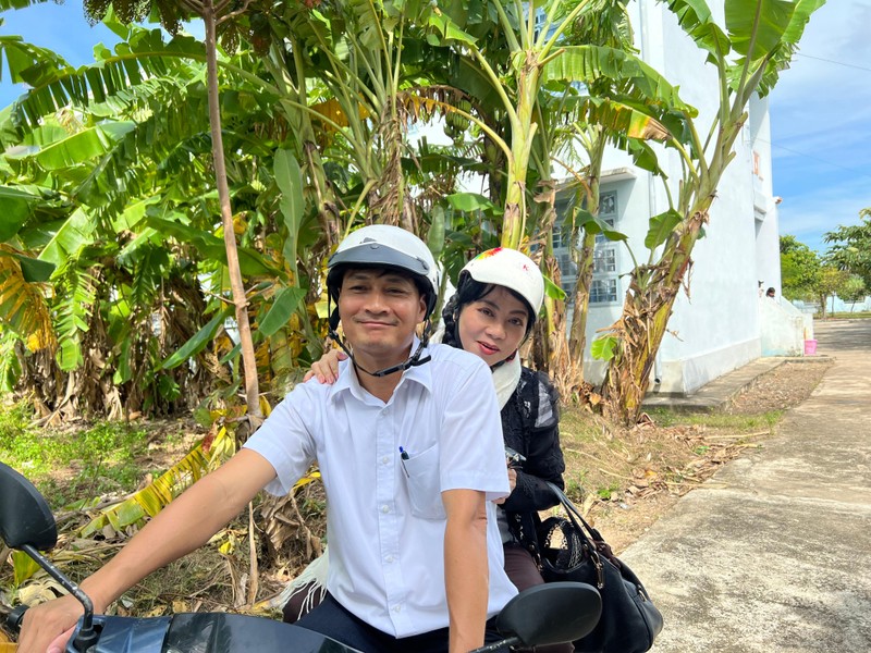 Thầy Lê Công Tấn chở tôi đi xem đủ cách "dỗ trò đến lớp" của nhà trường Thầy Lê Công Tấn chở tôi đi xem đủ cách "dỗ trò đến lớp" của nhà trường