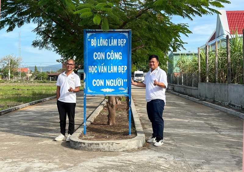 Đường hai chiều vào trường xây trên đất nhà anh Ba hiến tặng Đường hai chiều vào trường xây trên đất nhà anh Ba hiến tặng