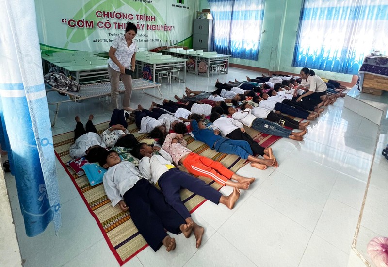 cô Ksor H'Yin (đứng) và cô Nguyễn Thị Phú cho học trò ngủ trưa sau khi ăn cô Ksor H'Yin (đứng) và cô Nguyễn Thị Phú cho học trò ngủ trưa sau khi ăn