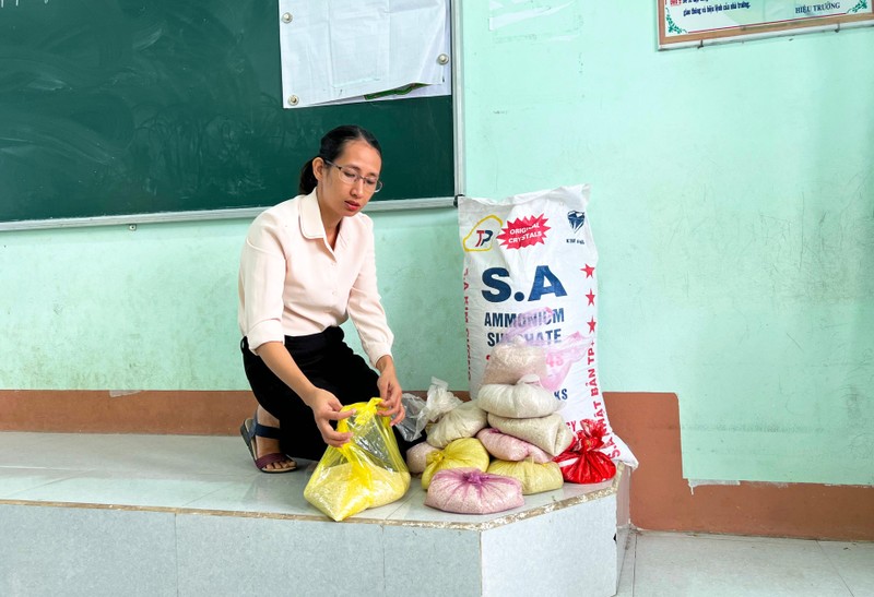 .... và góp gạo hàng tuần cho cô giáo chủ nhiệm lớp Một .... và góp gạo hàng tuần cho cô giáo chủ nhiệm lớp Một