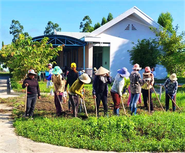 Cha mẹ học sinh đến trường vỡ đất trồng rau ... Cha mẹ học sinh đến trường vỡ đất trồng rau ...