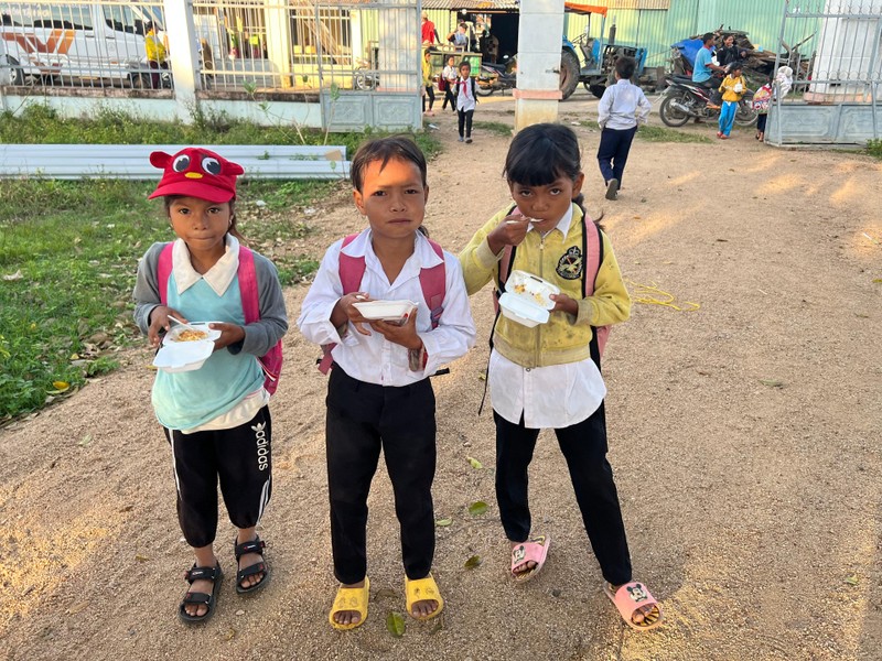 Nhờ có hộp xôi của thầy mà các con đủ no để học Nhờ có hộp xôi của thầy mà các con đủ no để học