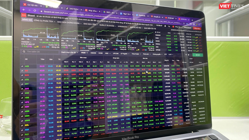 VN-Index lấy lại mốc 1.000 điểm, NVL khớp lệnh 100 triệu cổ phiếu