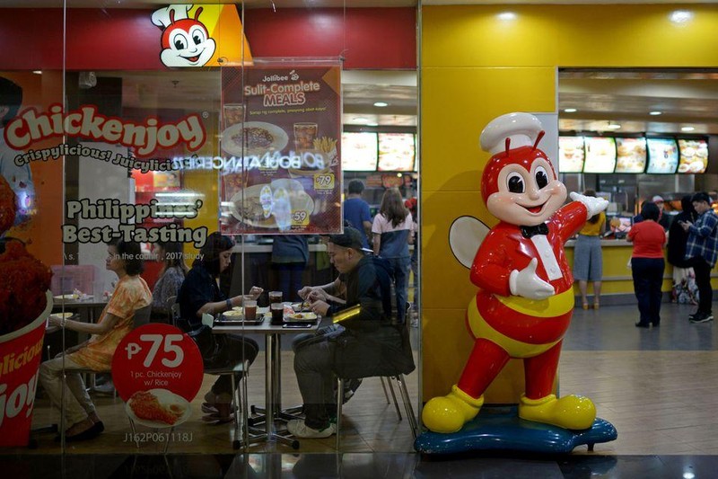 Thương hiệu đồ ăn nhanh Jollibee đến từ Philippines với biểu tượng chú ong cười phổ biến (Ảnh: Reuters) Thương hiệu đồ ăn nhanh Jollibee đến từ Philippines với biểu tượng chú ong cười phổ biến (Ảnh: Reuters)