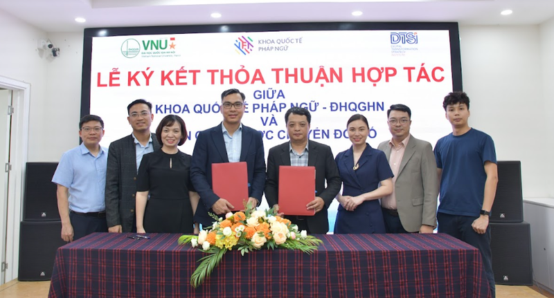 Ông Phùng Danh Thắng - Viện trưởng Khoa Quốc tế Pháp ngữ và ông Lê Nguyễn Trường Giang - Viện trưởng Viện chiến lược chuyển đổi số đại diện cho Viện trưởng Khoa Quốc tế Pháp ngữ – ĐHQGHN & Viện chiến lược chuyển đổi số ký kết biên bản ghi nhớ hợp tác (MOU) Ông Phùng Danh Thắng - Viện trưởng Khoa Quốc tế Pháp ngữ và ông Lê Nguyễn Trường Giang - Viện trưởng Viện chiến lược chuyển đổi số đại diện cho Viện trưởng Khoa Quốc tế Pháp ngữ – ĐHQGHN & Viện chiến lược chuyển đổi số ký kết biên bản ghi nhớ hợp tác (MOU)