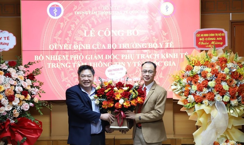 Thứ trưởng Bộ Y tế Trần Văn Thuấn trao quyết định bổ nhiệm ông Đinh Hải Long làm Phó Giám đốc Trung Tâm Thông tin y tế Quốc gia 1712023-tt-tt-ytqg-9-3283.jpg