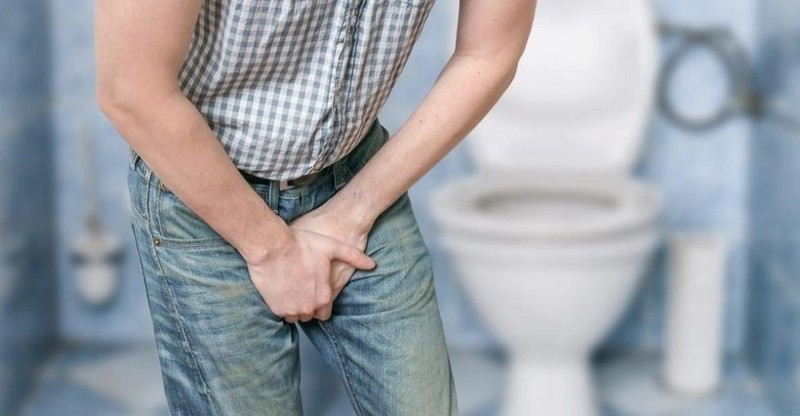 Nếu có các triệu chứng bất thường về tiểu tiện và sinh dục, nam giới cần đến ngay cơ sở y tế chuyên khoa để được khám viem-tuyen-tien-lietjpeg-1987.jpg