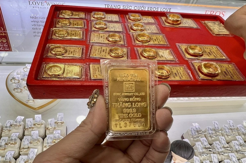 Vàng miếng SJC đồng loạt tăng mức niêm yết 500.000 đồng/lượng trong phiên sáng thứ ba. Ảnh minh hoạ.