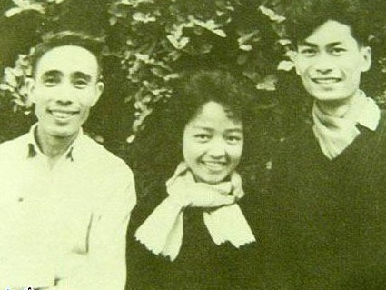 Lê Anh Xuân -- Người tạo nên “Dáng đứng Việt Nam" ảnh 4 Nhà thơ Lê Anh Xuân (bìa trái)