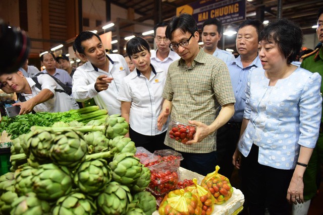 Phó thủ tướng Vũ Đức Đam ghé vựa bán cà chua, atiso (Ảnh: Quang Định)