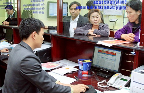 Ứng dụng công nghệ thông tin tại bộ phận “một cửa” của UBND huyện Chương Mỹ, Hà Nội (Ảnhhanoimoi.com.vn) Ứng dụng công nghệ thông tin tại bộ phận “một cửa” của UBND huyện Chương Mỹ, Hà Nội (Ảnhhanoimoi.com.vn)