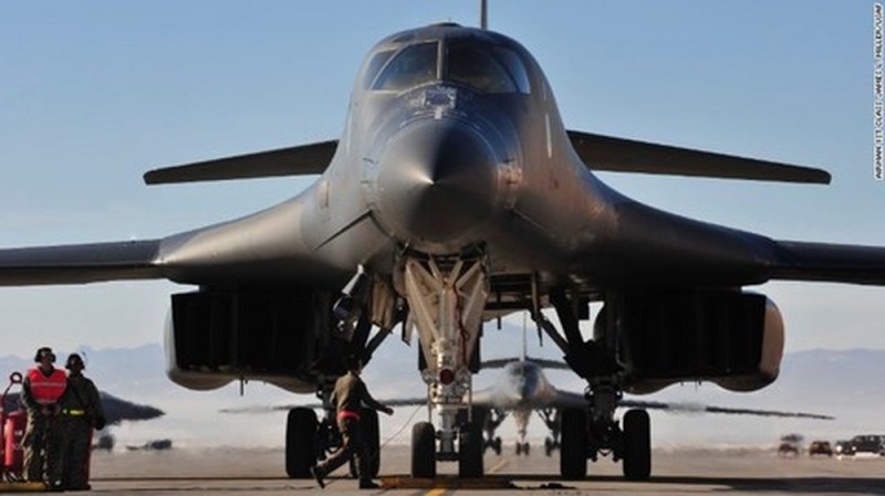 Máy bay ném bom chiến lược B-1 tham gia không kích Syria Máy bay ném bom chiến lược B-1 tham gia không kích Syria