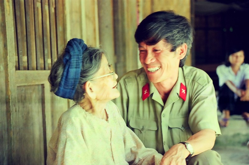 Với mẹ (ở tuổi 96) anh như "đứa trẻ" hồn nhiên