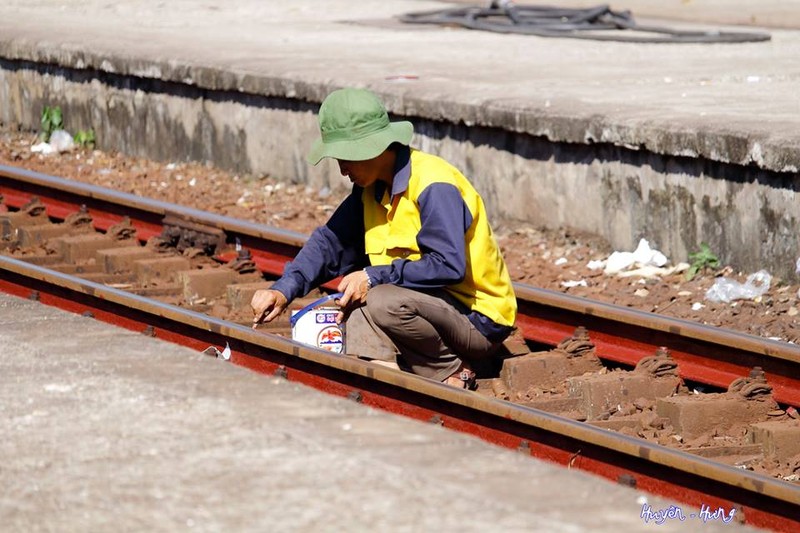 Để đảm bảo an toàn cho hành khách đi tàu, Người lao động đường sắt vẫn miệt mài dưới nắng nóng