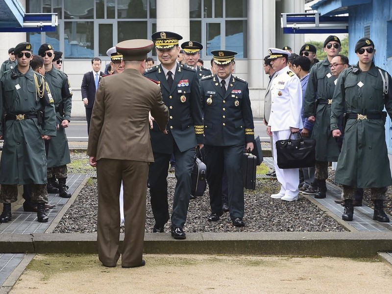 Phía Triều Tiên chờ đón đoàn Hàn Quốc tại đường ranh giới phân chia hai nước Phía Triều Tiên chờ đón đoàn Hàn Quốc tại đường ranh giới phân chia hai nước