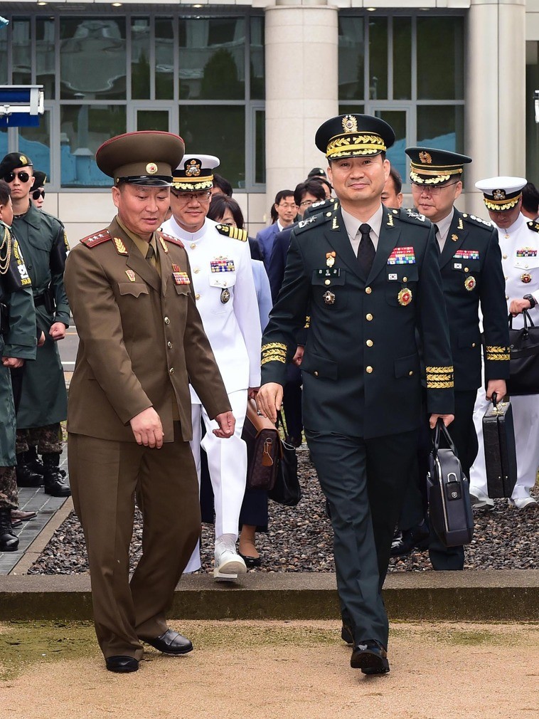 Giây phút đoàn Triều Tiên bước qua ranh giới hai nước Giây phút đoàn Triều Tiên bước qua ranh giới hai nước