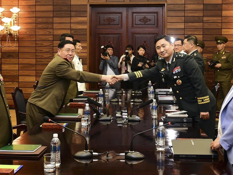 Hai trưởng đoàn bắt tay nhau trước khi vào hội đàm Hai trưởng đoàn bắt tay nhau trước khi vào hội đàm