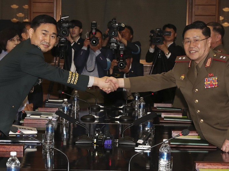 Hai trưởng đoàn bắt tay nhau sau khi hội đàm kết thúc Hai trưởng đoàn bắt tay nhau sau khi hội đàm kết thúc