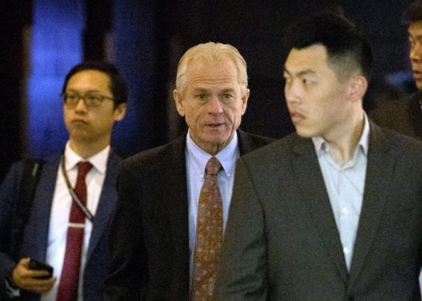 Ông Peter Navarro (giữa) cho rằng Trung Quốc sẽ thua thê thảm trong cuộc chiến tranh thương mại với Mỹ Ông Peter Navarro (giữa) cho rằng Trung Quốc sẽ thua thê thảm trong cuộc chiến tranh thương mại với Mỹ